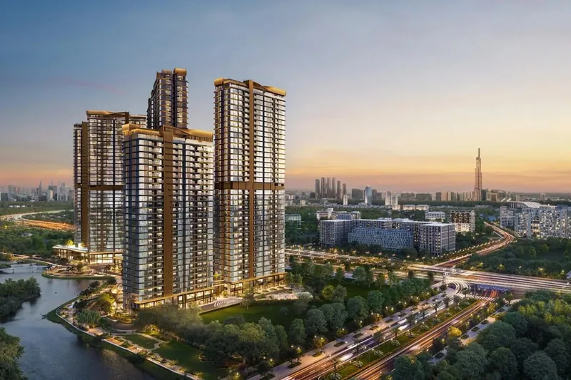 Căn hộ Eaton Park lúc chạng vạng nhìn từ trên cao: các tòa tháp bên rạch Bà Dạt và khối đế cảnh quan, đại lộ Mai Chí Thọ bên phải, đường chân trời Thành phố Hồ Chí Minh phía xa.