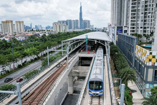 Ảnh chụp đoàn tàu Metro số 1 tại ga trên cao ở Thành phố Hồ Chí Minh, phía xa là đường chân trời thành phố. Tuyến đã vận hành.