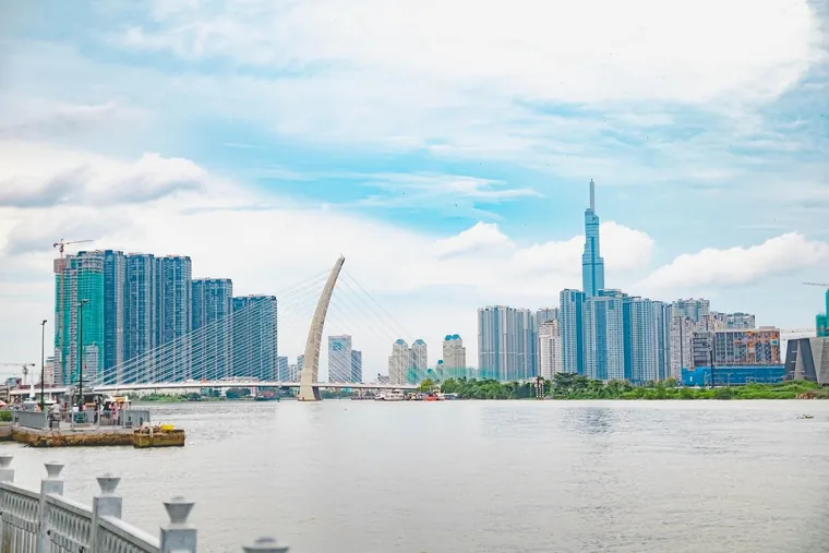 Cầu Ba Son bắc qua sông Sài Gòn, phía sau là các tòa tháp ven sông và tòa nhà Landmark 81.
