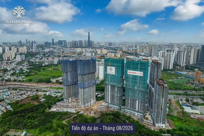 Ảnh chụp tiến độ Eaton Park từ trên cao, tháng 8 năm 2026. Cả sáu tòa tháp đã đạt chiều cao thiết kế, lưới bao che đang tháo dần ở các tầng dưới, lộ mặt dựng và ban công, khối đế và cảnh quan đã định hình.